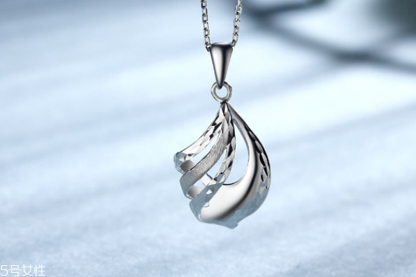 鉑金項(xiàng)鏈睡覺(jué)可以帶嗎 取下來(lái)比較好 鉑金項(xiàng)鏈睡覺(jué)可以帶嗎 取下來(lái)比較好