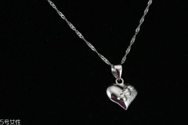 鉑金項(xiàng)鏈睡覺(jué)可以帶嗎 取下來(lái)比較好 鉑金項(xiàng)鏈睡覺(jué)可以帶嗎 取下來(lái)比較好