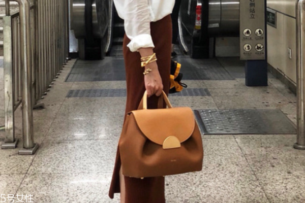 牛皮包包褪色怎么辦 保養(yǎng)方式很關鍵 牛皮包包褪色怎么辦 保養(yǎng)方式很關鍵