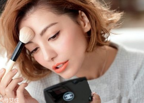 散粉和防曬噴霧哪個先用 使用順序很重要 散粉和防曬噴霧哪個先用 使用順序很重要