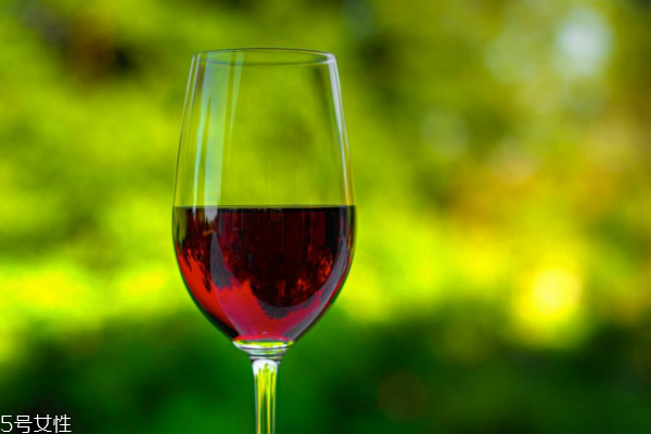 入門小白怎么挑紅酒年份 紅酒適飲期在5年內(nèi) 入門小白怎么挑紅酒年份 紅酒適飲期在5年內(nèi)