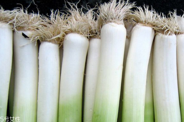 大蔥是辛辣食物嗎 屬于這個(gè)類別