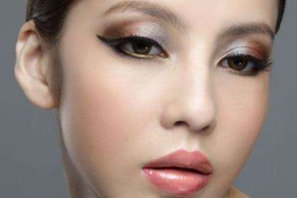 如何畫大眼娃娃妝？瞬間變成甜美可人少女