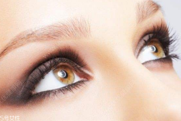 常化妝戴隱形眼鏡如何預防眼結石