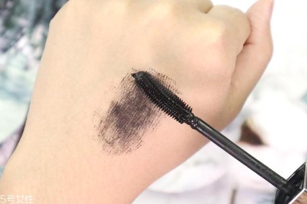 美寶蓮廣角睫毛膏評價 一款特立獨行的睫毛膏 美寶蓮廣角睫毛膏評價 一款特立獨行的睫毛膏