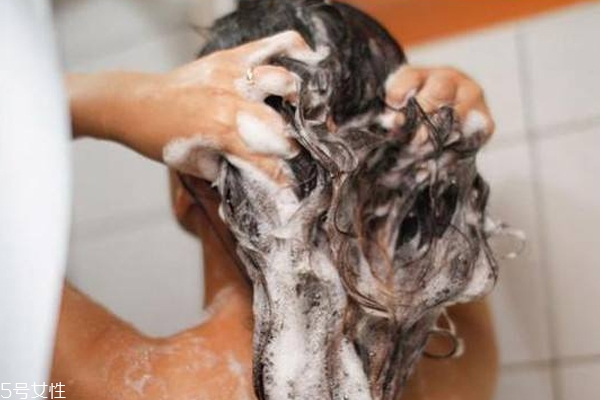 游泳后頭發(fā)發(fā)木怎么辦 5個方法令頭發(fā)柔順不打結 游泳后頭發(fā)發(fā)木怎么辦 5個方法令頭發(fā)柔順不打結