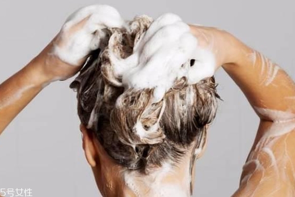 游泳后頭發(fā)發(fā)木怎么辦 5個方法令頭發(fā)柔順不打結 游泳后頭發(fā)發(fā)木怎么辦 5個方法令頭發(fā)柔順不打結