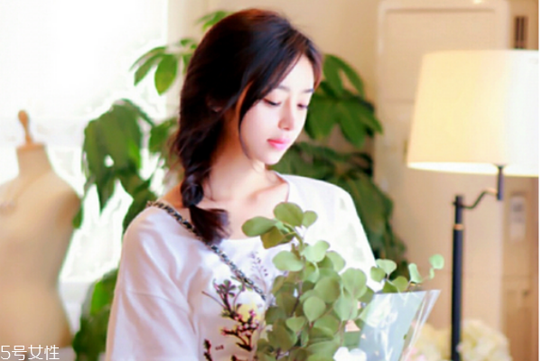 頭上長(zhǎng)痘痘是什么原因 預(yù)防額頭長(zhǎng)痘痘小偏方 頭上長(zhǎng)痘痘是什么原因 預(yù)防額頭長(zhǎng)痘痘小偏方