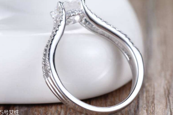 925銀戒指能不能碰水 長期碰水會變暗 925銀戒指能不能碰水 長期碰水會變暗