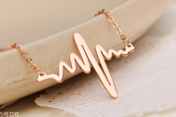 玫瑰金項(xiàng)鏈可以碰水嗎 項(xiàng)鏈可能會(huì)褪色 玫瑰金項(xiàng)鏈可以碰水嗎 項(xiàng)鏈可能會(huì)褪色