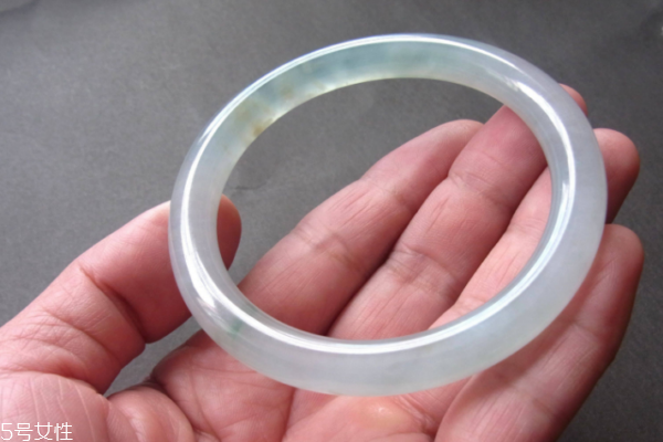 翡翠手鐲可以送人嗎 有一定門道 翡翠手鐲可以送人嗎 有一定門道