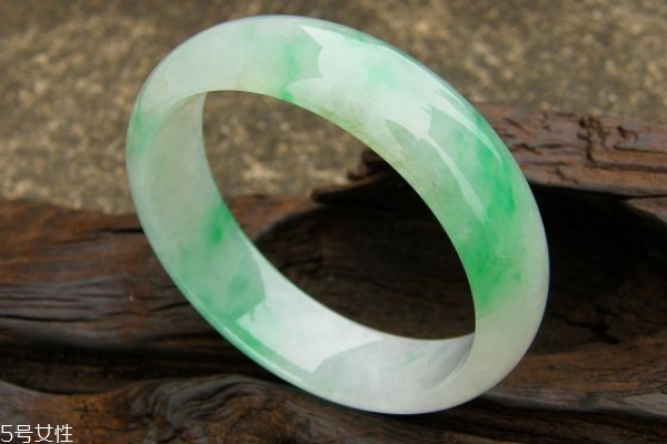翡翠手鐲可以送人嗎 有一定門道 翡翠手鐲可以送人嗎 有一定門道