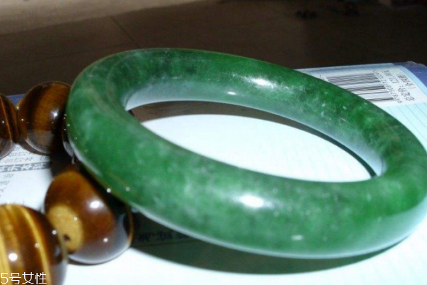翡翠手鐲可以送人嗎 有一定門道 翡翠手鐲可以送人嗎 有一定門道