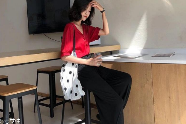 燈籠褲配什么上衣好看 深受文藝青年喜愛 燈籠褲配什么上衣好看 深受文藝青年喜愛