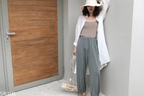 燈籠褲配什么上衣好看 深受文藝青年喜愛 燈籠褲配什么上衣好看 深受文藝青年喜愛