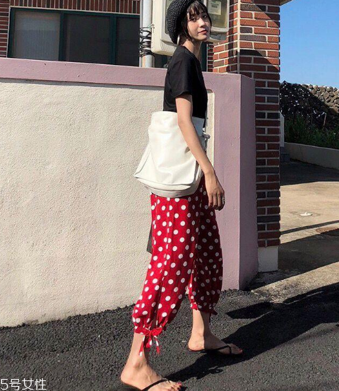 燈籠褲配什么上衣好看 深受文藝青年喜愛 燈籠褲配什么上衣好看 深受文藝青年喜愛