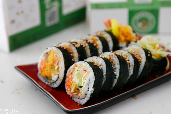 紫菜包飯?jiān)趺淳?有兩種卷法 紫菜包飯?jiān)趺淳?有兩種卷法