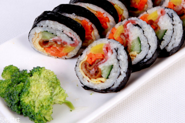 紫菜包飯?jiān)趺淳?有兩種卷法 紫菜包飯?jiān)趺淳?有兩種卷法