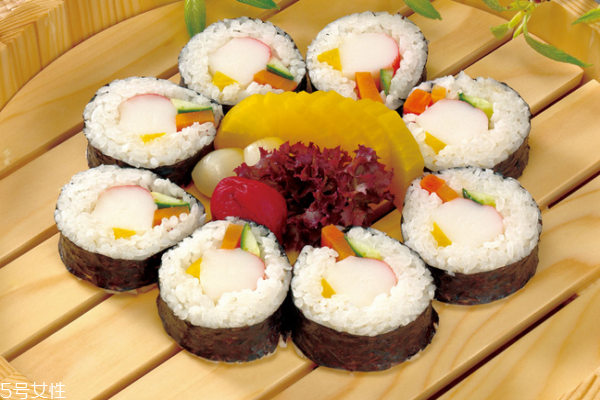 紫菜包飯?jiān)趺淳?有兩種卷法 紫菜包飯?jiān)趺淳?有兩種卷法