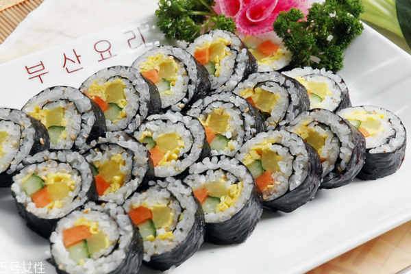 紫菜包飯是壽司嗎 它們區(qū)別可多了 紫菜包飯是壽司嗎 它們區(qū)別可多了