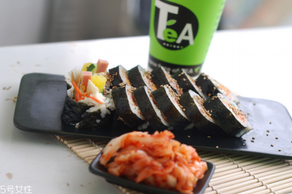 紫菜包飯是壽司嗎 它們區(qū)別可多了 紫菜包飯是壽司嗎 它們區(qū)別可多了