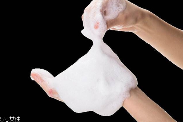 洗面奶和潔面啫喱哪個(gè)好 看完這篇心里就有答案 洗面奶和潔面啫喱哪個(gè)好 看完這篇心里就有答案