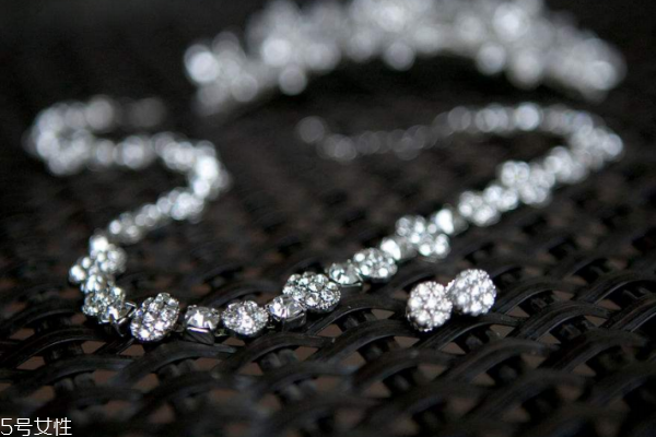 鉆石項鏈一般買多大的 決定因素很多 鉆石項鏈一般買多大的 決定因素很多