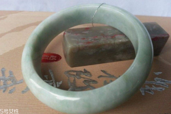 翡翠手鐲會變色嗎 變色是正常的 翡翠手鐲會變色嗎 變色是正常的