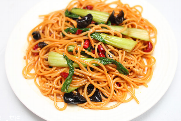 炒粉有多少卡路里 熱量很有點(diǎn)高 炒粉有多少卡路里 熱量很有點(diǎn)高