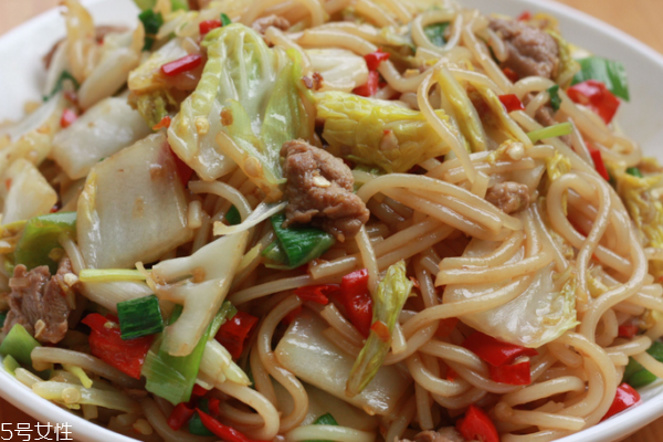 炒粉有多少卡路里 熱量很有點(diǎn)高 炒粉有多少卡路里 熱量很有點(diǎn)高