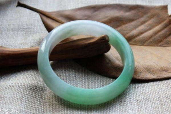翡翠手鐲圈口怎么測量 尺寸很關(guān)鍵 翡翠手鐲圈口怎么測量 尺寸很關(guān)鍵