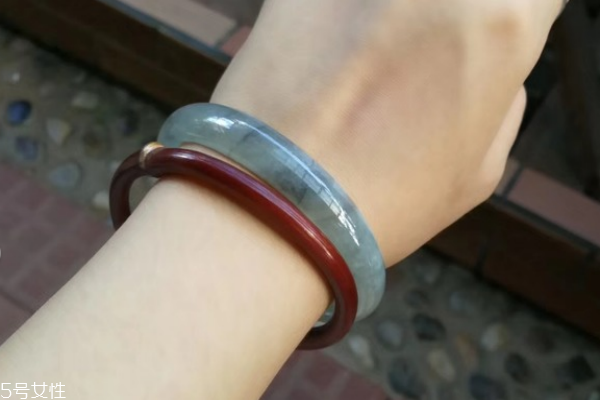 翡翠手鐲碎了什么預兆 不要太往心里去 翡翠手鐲碎了什么預兆 不要太往心里去