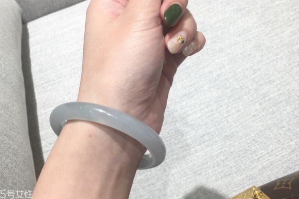 翡翠手鐲碎了什么預兆 不要太往心里去 翡翠手鐲碎了什么預兆 不要太往心里去