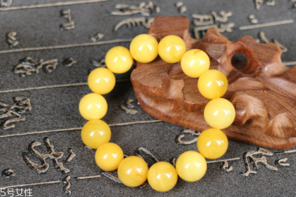 蜜蠟手串有什么功效 這幾點要熟知 蜜蠟手串有什么功效 這幾點要熟知