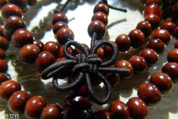 檀木手串多少錢(qián) 別被商家騙了 檀木手串多少錢(qián) 別被商家騙了