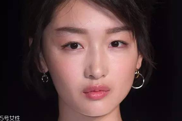 下垂眼用什么顏色眼影好 非常適合厭世風(fēng)格妝 下垂眼用什么顏色眼影好 非常適合厭世風(fēng)格妝