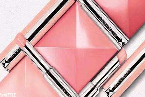 唇色深用什么潤唇膏好 防曬唇膏能預(yù)防暗沉