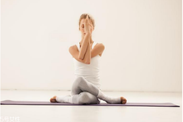 哺乳期可以練瑜伽嗎 練瑜伽對子宮的好處 哺乳期可以練瑜伽嗎 練瑜伽對子宮的好處