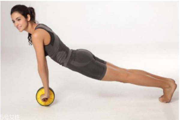 健腹輪有用嗎 健腹輪練腹肌的方法 健腹輪有用嗎 健腹輪練腹肌的方法