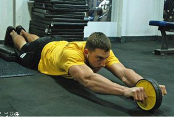 健腹輪有用嗎 健腹輪練腹肌的方法 健腹輪有用嗎 健腹輪練腹肌的方法