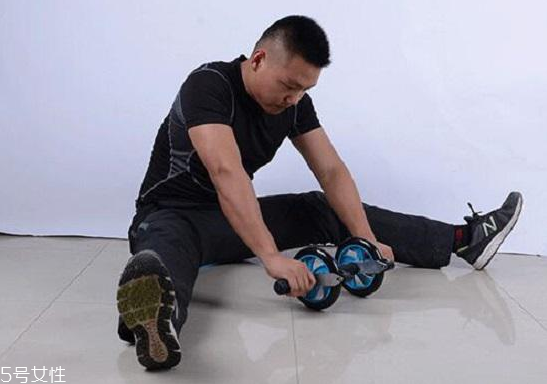 健腹輪有用嗎 健腹輪練腹肌的方法 健腹輪有用嗎 健腹輪練腹肌的方法