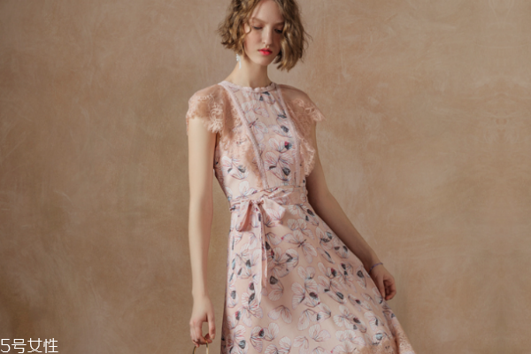 今年流行什么款式的連衣裙 穿出夏日小清新 今年流行什么款式的連衣裙 穿出夏日小清新