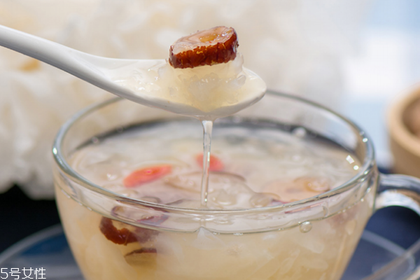 銀耳為什么不能過(guò)夜 會(huì)產(chǎn)生亞硝酸鹽 銀耳為什么不能過(guò)夜 會(huì)產(chǎn)生亞硝酸鹽