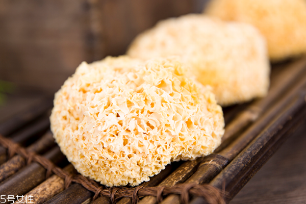 銀耳為什么不能過(guò)夜 會(huì)產(chǎn)生亞硝酸鹽 銀耳為什么不能過(guò)夜 會(huì)產(chǎn)生亞硝酸鹽