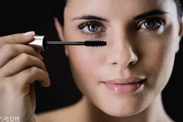 日常妝容用什么睫毛膏好 細(xì)直刷頭妝效相當(dāng)自然 日常妝容用什么睫毛膏好 細(xì)直刷頭妝效相當(dāng)自然