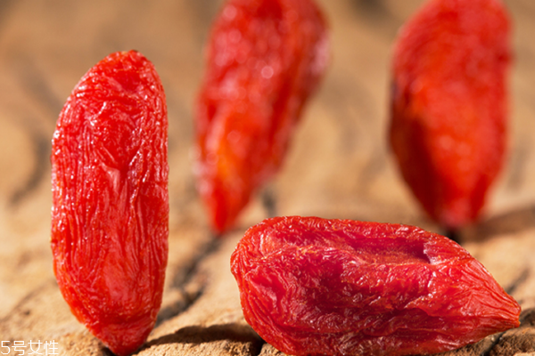 枸杞為什么越曬越濕 含糖量多的緣故 枸杞為什么越曬越濕 含糖量多的緣故
