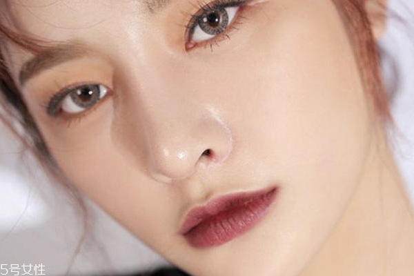 紅棕色口紅適合什么年齡 紅棕色口紅適合素顏嗎 紅棕色口紅適合什么年齡 紅棕色口紅適合素顏嗎