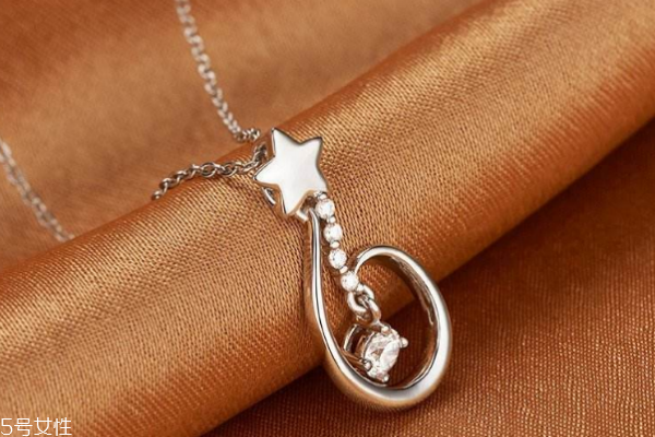 鉑金項(xiàng)鏈配什么吊墜好 這幾款都很好看 鉑金項(xiàng)鏈配什么吊墜好 這幾款都很好看