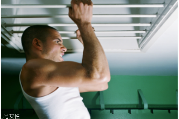 引體向上一天做多少個(gè)合適 練習(xí)引體向上的注意事項(xiàng) 引體向上一天做多少個(gè)合適 練習(xí)引體向上的注意事項(xiàng)