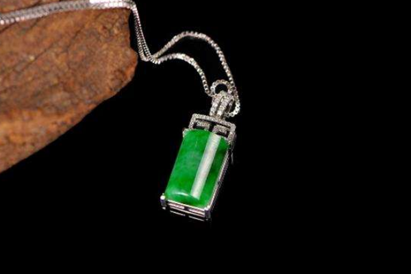 翡翠吊墜能帶著睡覺嗎 看個人習(xí)慣 翡翠吊墜能帶著睡覺嗎 看個人習(xí)慣